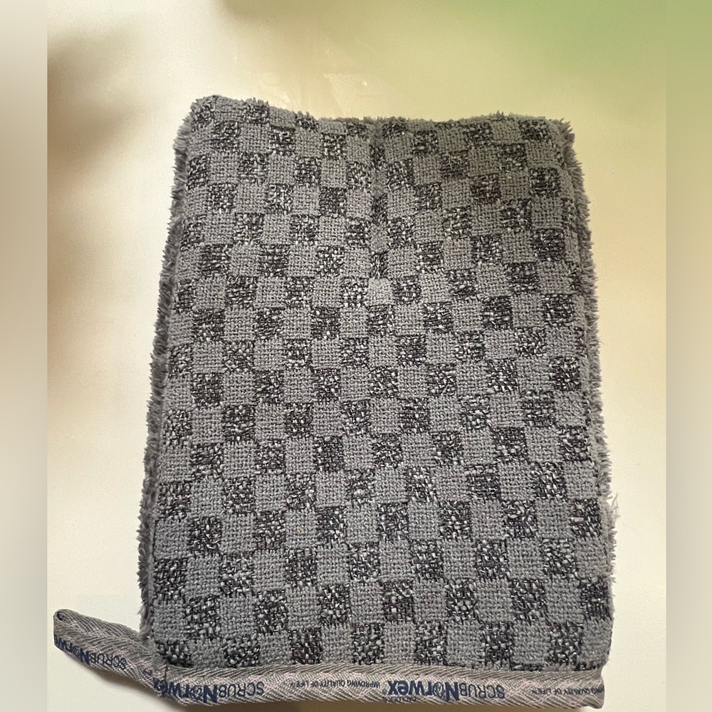 Norwex Bathroom Scrub Mitt - Picture 3 of 4